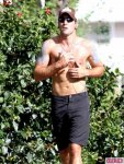 Alex-OLoughlin-Hawaii-Five-O-Shirtless_0178906-435x580.jpg