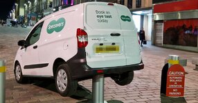 3_This-Specsavers-van-driver-should-have-gone-to.jpg